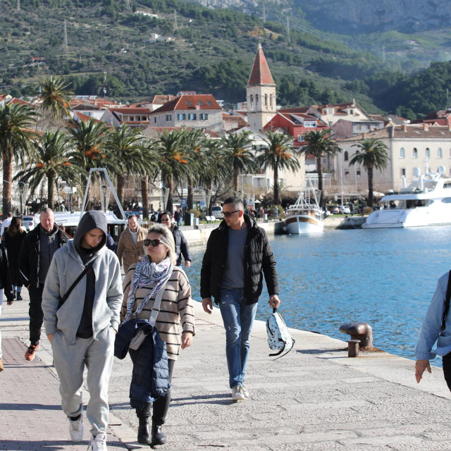 Makarska, 281224.
Zimsko je sunce izvuklo Makarane u setnju gradskom rivom.