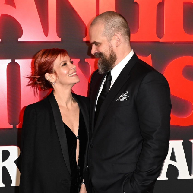 Lily Allen i David Harbour