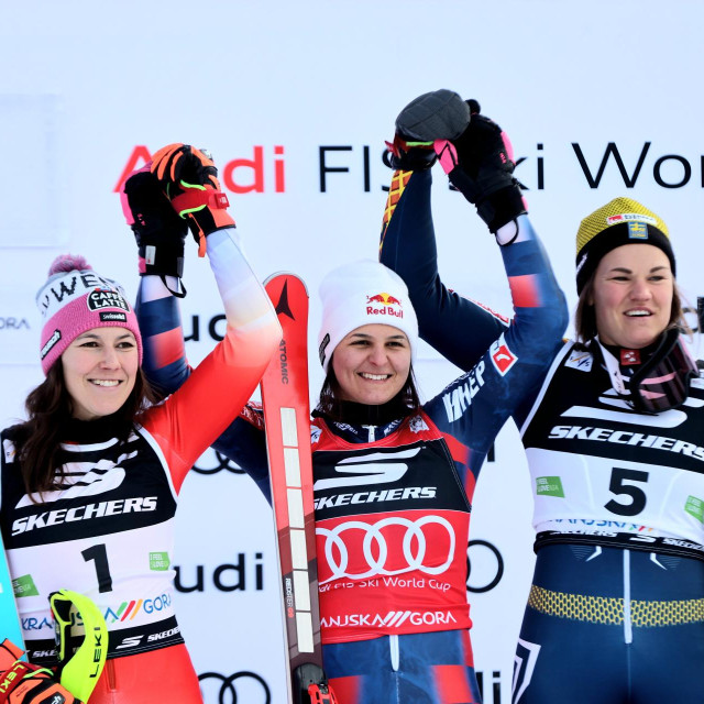 Wendy Holdener, Zrinka Ljutić i Anna Swenn Larsson na postolju nakon slalomske utrke u Kranjskoj Gori