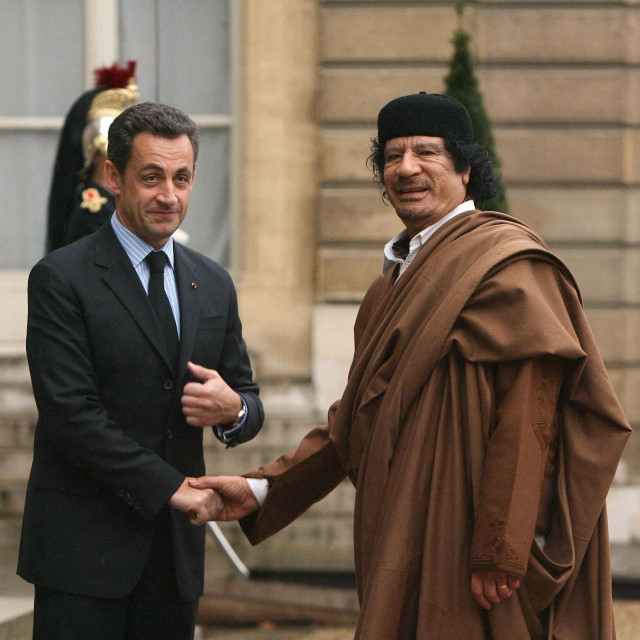 Muammar Gadafi i Nicolas Sarkozy tijekom 2007. godine