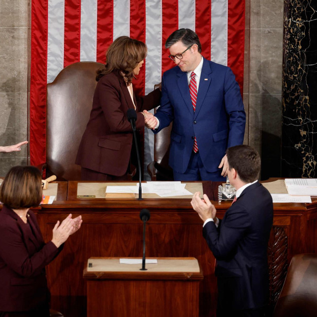 Potpredsjednica SAD-a Kamala Harris i predsjednik Zastupničkog doma SAD-a Mike Johnson nakon potvrde pobjede Donalda Trumpa na predsjedničkim izborima