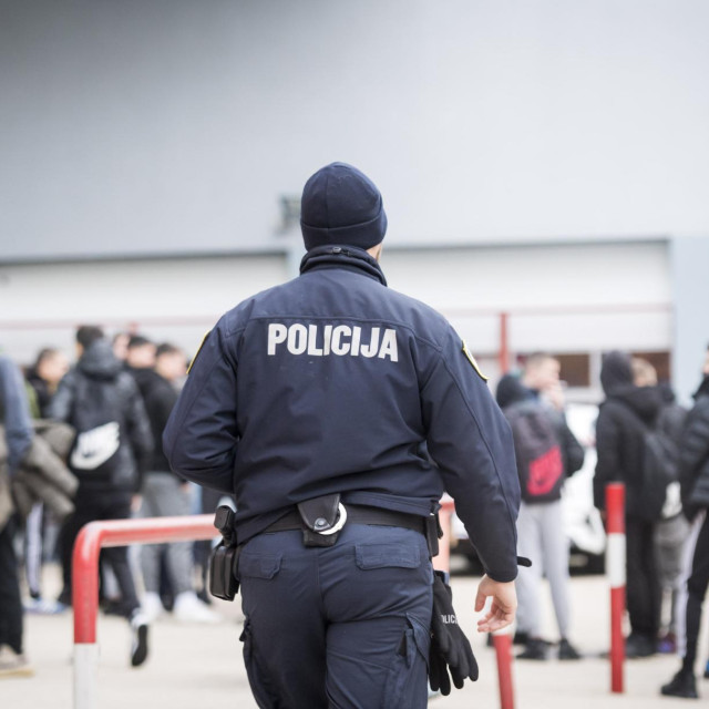 Policija ispred škole u Šibeniku