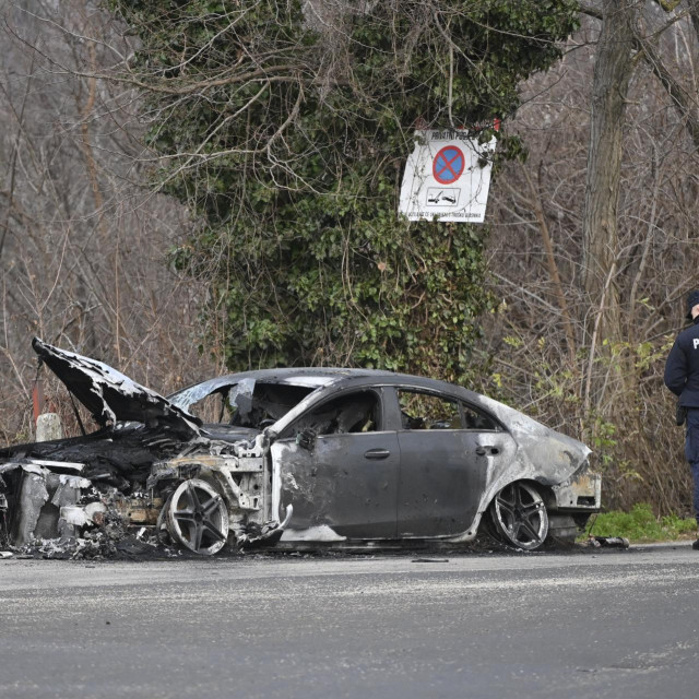  Mercedes izgorio u Kotoripskoj ulici u Gornjoj Kustošiji