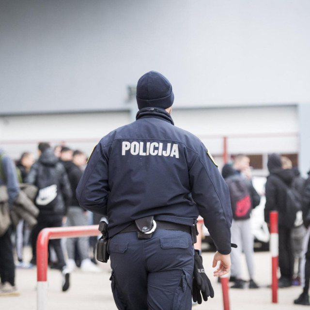 Policajac ispred škole, ilustrativna fotografija