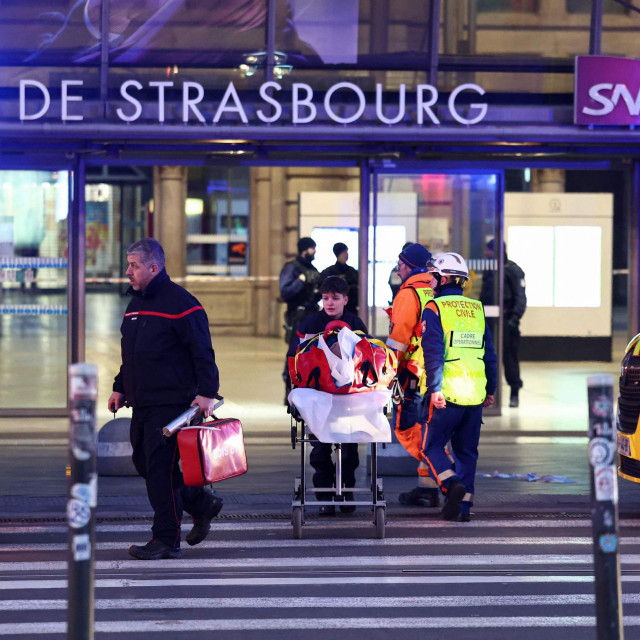 Vatrogasci iznose ozlijeđene u Strasbourgu