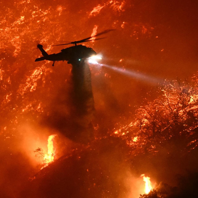 Helikopter gasi požar u Palisadesu