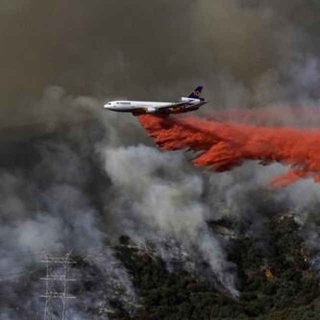 Avion izbacuje Phos-Chek retardant na požarište u Los Angelesu