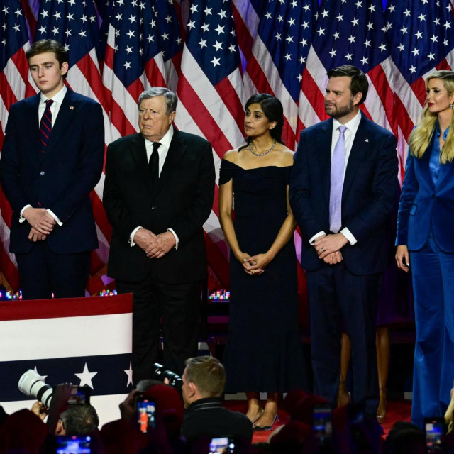 Melania Trump, Barron Trump, Viktor Knavs, J.D. Vance, Usha Vance, Ivanka Trump i Jared Kushner (prvi s desne strane)