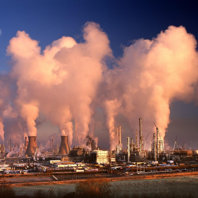 Grangemouth blizu Falkirka u središnjoj Škotskoj leži na rijeci Forth na istočnom kraju kanala Forth i Clyde. Grangemouth je važna naftna i kontejnerska luka, s rafinerijama nafte i velikim kemijskim tvornicama. Na fotografiji: Tvornica British Petroleuma u Grangemouthu