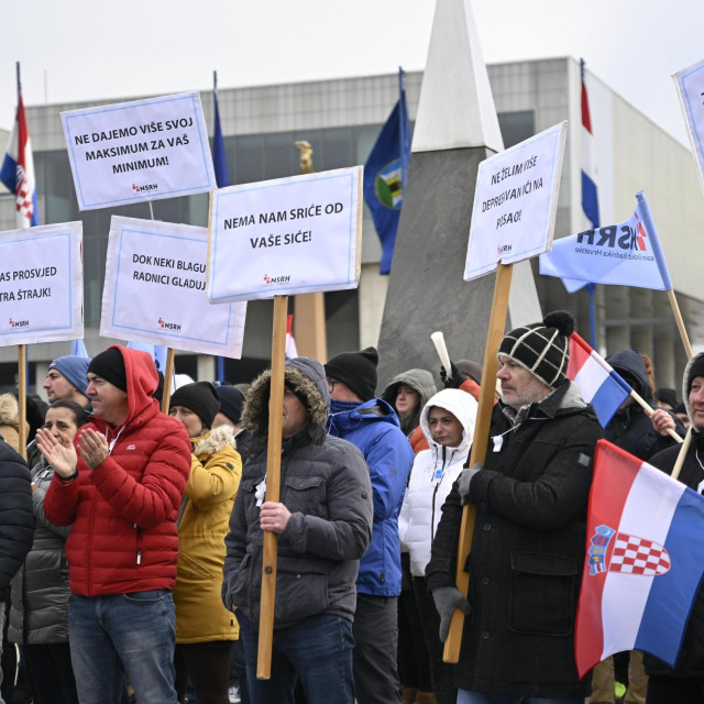 Središte INA-e, Avenija Većeslava Holjevca 10.
Nezavisni sindikat radnika Hrvatske (NSRH) organizirao prosvjed za solidarnost svih radnika, bez obzira na članstvo u sindikatu. Cilj prosvjeda je poslati jasnu poruku poslodavcu o potrebi hitnog djelovanja kako bi se ispravile sustavne nepravilnosti - hitno povećanje plaća, poboljšanje uvjeta rada i uvažavanje zahtjeva radnika s ciljem osiguravanja pravednog i dostojanstvenog rada i života radnika INA Grupe