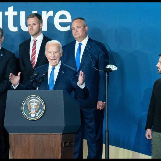 Joe Biden i Volodimir Zelenski na summitu kojim je obilježena 75. obljetnica NATO-a u srpnju u trenutku kad je Biden ukrajinskog čelnika predstavio kao predsjednika Putina

 

 