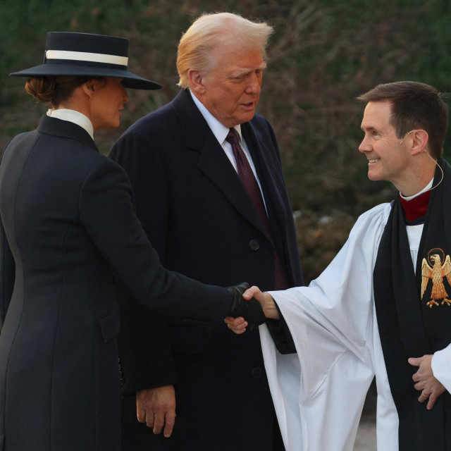 Melania i Donald Trump i velečasni Robert W. Fisher