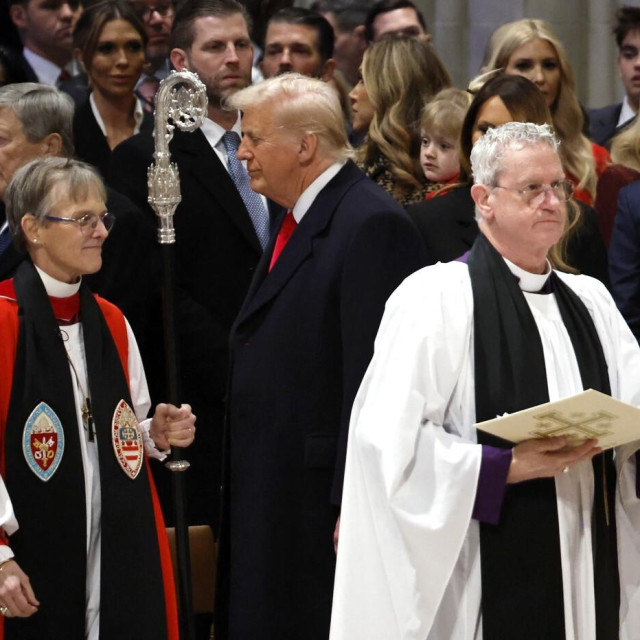 Mariann Edgar Budde i kisela lica Donalda Trumpa i J.D. Vancea (skroz desno)