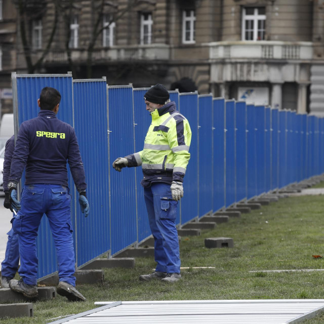 Radnici cijeli dan postavljaju ogradu na Trgu žrtava fašizma