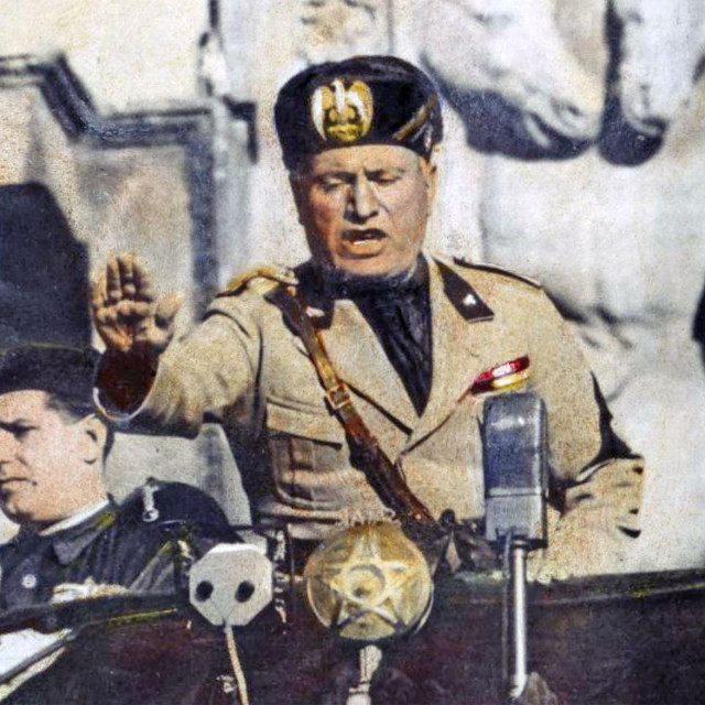 Benito Mussolini drži govor