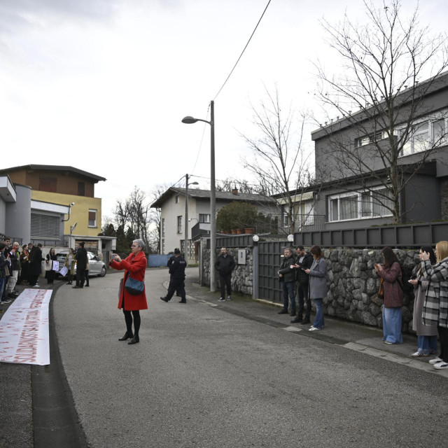 Ambasada Republike Srbije, Jabukovac 23.
Ženska mreža Hrvatske i Centar za ženske studije organizirali mirnu akciju solidarnosti sa svim žrtvama represivnog sustava u Srbiji.