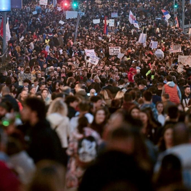 U večernjim satima prosvjedima se pridružuje sve veći broj građana