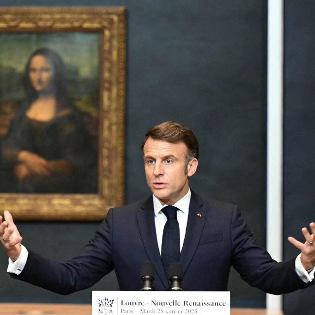 Emmanuel Macron govori ispred ”Mona Lise”