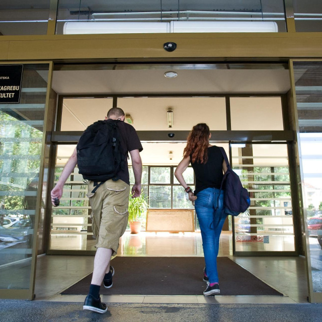 Studenti ispred Filozofskog fakulteta u Zagrebu