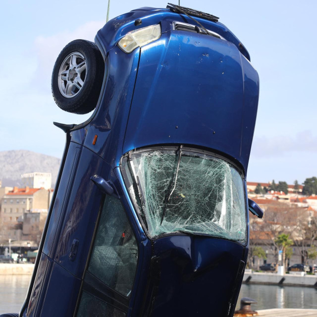 Na automobilu su vidljiva oštećenja