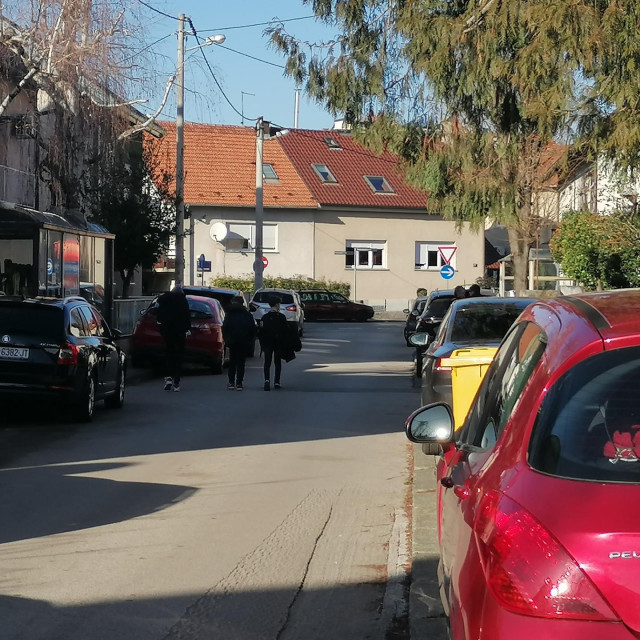 Svetoivanska ulica, učenici nemaju izbora nego hodati po kolniku