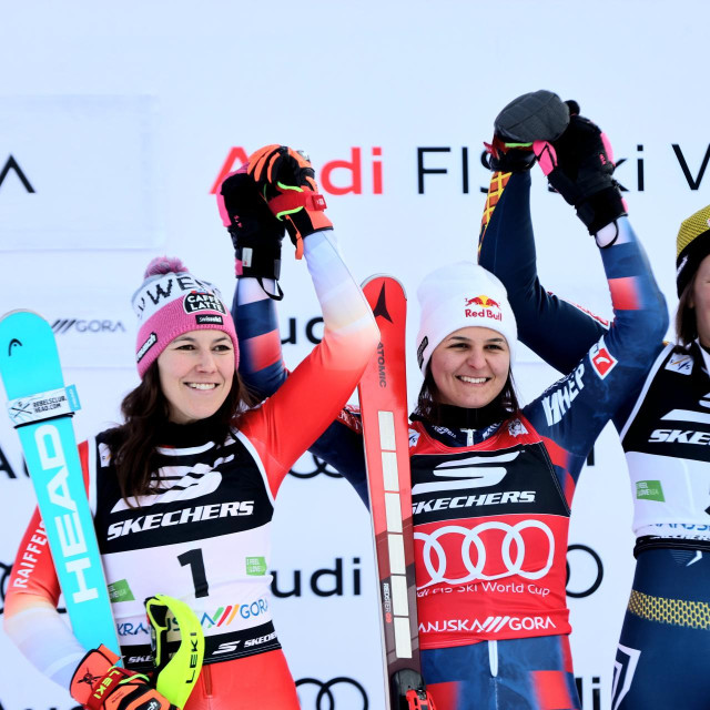 Wendy Holdener (lijevo) i Zrinka Ljutić na postolju u Kranjskoj Gori