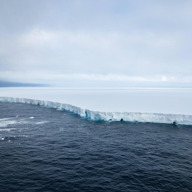 The largest iceberg in the world is at the edge of the Atlantic. Referenced under the code ”A23a”, it has been drifting since August 2022. This is a natural phenomenon which, according to specialists, is not linked to climate change. In 2024, it is moving on a trajectory known as the ”iceberg corridor” towards South Georgia.

Le plus gros iceberg du monde est aux portes de l‘Atlantique. Reference sous le code ”A23a”, il derive depuis aout 2022. Il s‘agit d‘un phenomene naturel qui, selon les specialistes, n‘est pas lie au changement climatique. En 2024, il se deplace sur une trajectoire connue sous le nom de ”couloir des icebergs” en direction de la Georgie du Sud.//ZEPPELINNETWORK_023/Credit:JEAN-FELIX FAYOLLE/ZEPPEL/SIPA/2402061252,Image: 843891244, License: Rights-managed, Restrictions:, Model Release: no, Credit line: JEAN-FELIX FAYOLLE/ZEPPEL/Sipa Press/Profimedia