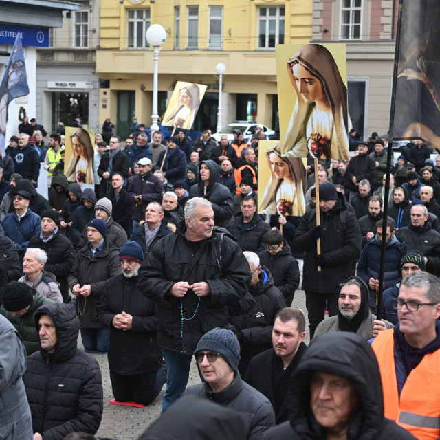 Molitelji na Trgu bana Jelačića