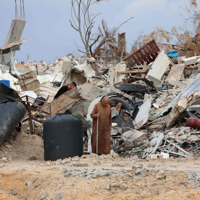 Raseljeni Palestinac pregledava štetu na svom domu