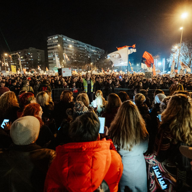 Dušica Stojković voditeljica je zbora ‘Radio‘, koji je pred masom prosvjednika izveo pjesmu ‘Okean‘ grupe La Strada     