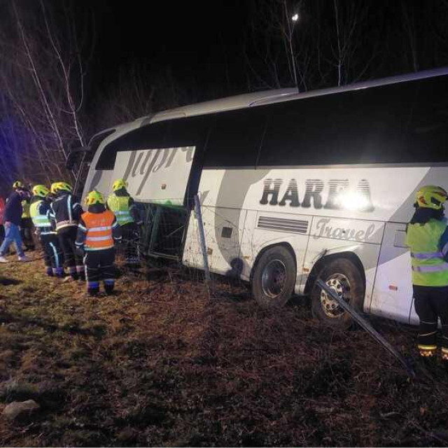 Prevrnuo se autobus