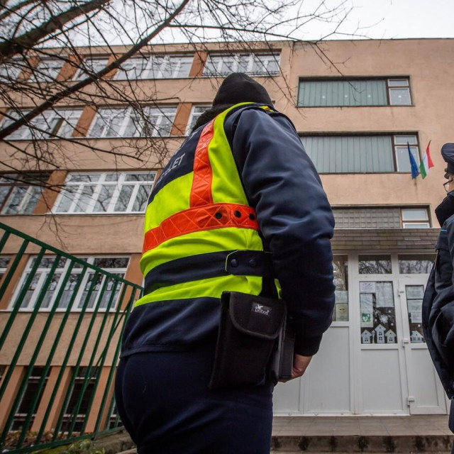 Policija ispred škole u Budimpešti