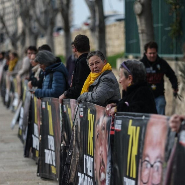 Rodbina izraelskih talaca koji su zarobljeni u Pojasu Gaze prosvjeduju ispred premijerova ureda u Jeruzalemu, zahtijevajući dovršenje dogovora s Hamasom i vraćanje svih zarobljenika