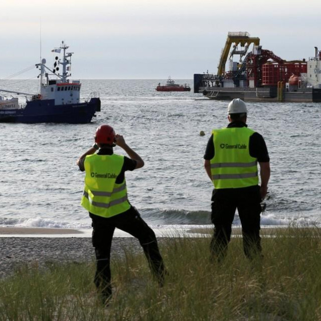 Telekomunikacijski kablovi u moru, ilustrativna fotografija radnika na obali