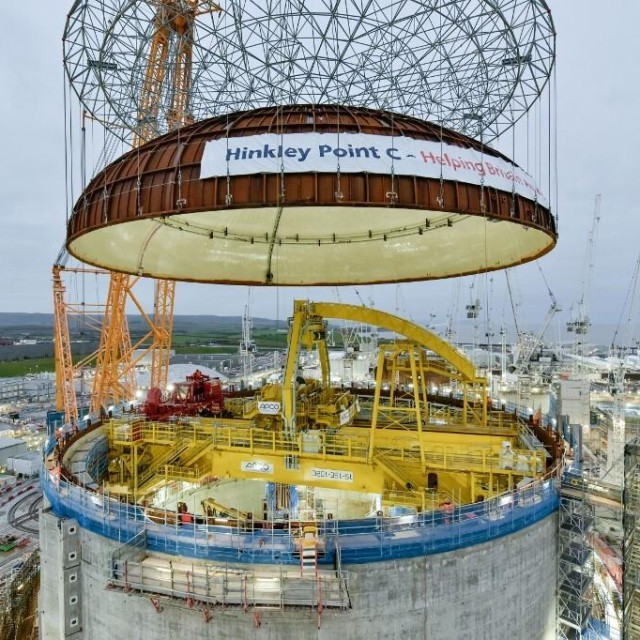 Dizalica Big Carl diže kupolu na zgradu reaktora elektrane Hinkley Point C