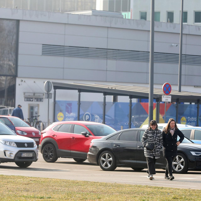 Treći opci bojkot trgovina zbog visokih cijena proizvoda.
Na fotografiji: parkiralište kod Lidl-a
 