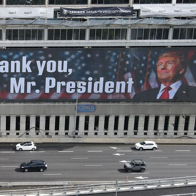 Veliki plakat u Tel Avivu kojim Izraelci zahvaljuju Donaldu Trumpa