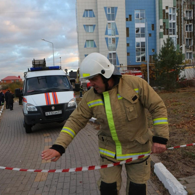 Vatrogasac u Belgorodu nakon jednog od ukrajinskih napada na grad