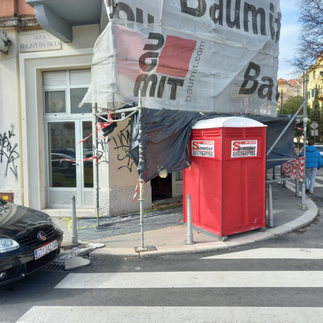 Pokretni kondut pred vratima ugledne urarije