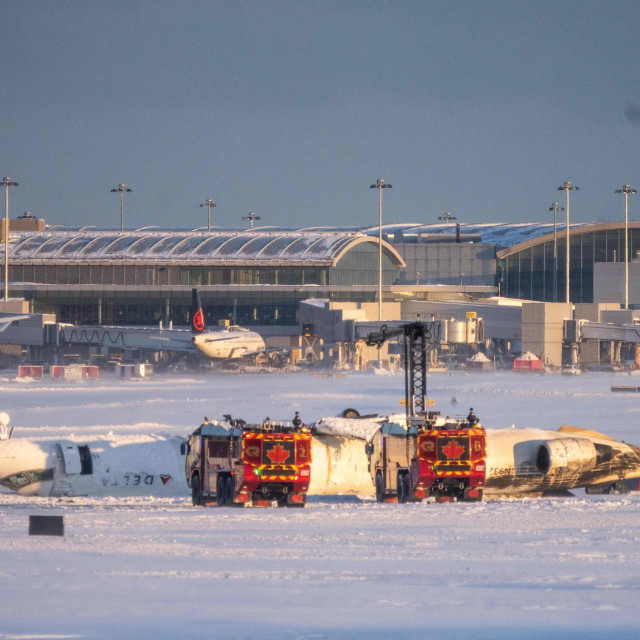 Avion Delta Airlines koji se prevrnuo pri slijetanju