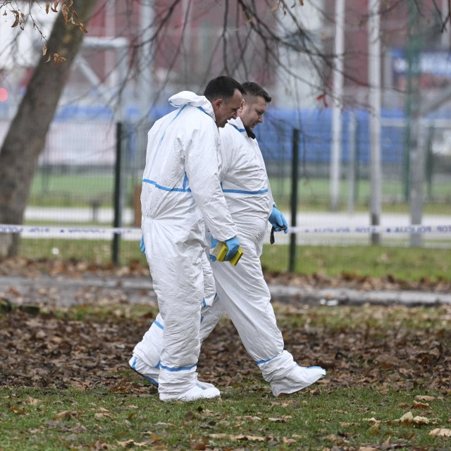 Zagreb, 201224.
Napad nozem u zagrebackoj osnovnoj skoli Precko. Muskarac je nozem napao uciteljicu i ucenike u skoli.
Na fotorafiji: policija obavlja ocevid kod zagrebacke Osnovne skole Precko.