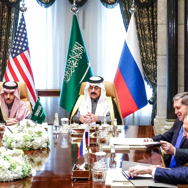 Pregovori američkih i ruskih diplomata u Rijadu: Princ Faisal bin Farhan al-Saud, Mosaad bin Mohammad al-Aiban, Yuri Ushakov, Sergej Lavrov 