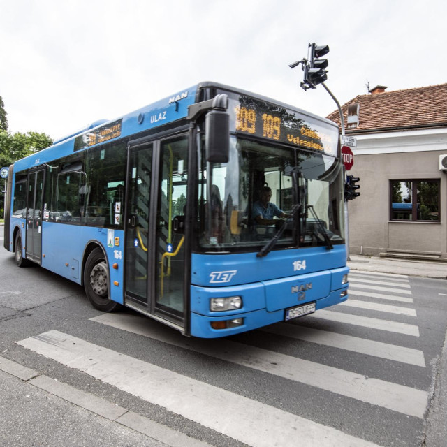 Zagreb, 010723.
Selska cesta.
Zbog izvodjenja radova na sanaciji zeljeznicko - cestovnog podvoznjaka u sklopu rekonstrukcije pruge Zapresic - Glavni kolodvor danas je zatvoren promet kroz Selsku na dijelu od Prilaza baruna Filipovica do Zagorske ulice. Promet bi ponovno trebao biti pusten 27. srpnja.
Na fotografiji: izmijenjena trasa autobusne linije 109