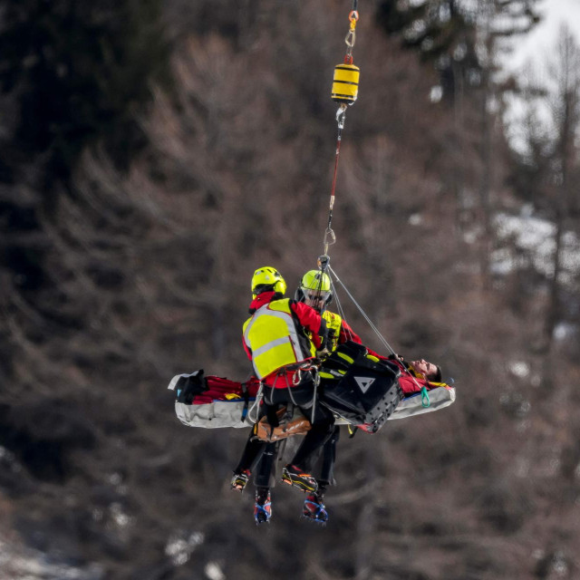 Nils Alphand prevezen helikopterom