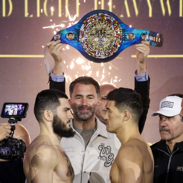 Artur Beterbiev (lijevo), Eddie Hearn (u sredini) i Dmitry Bivol (desno)