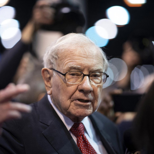 Zagonetni osmijeh - iako je najbolji poznavatelj dionica na američkom tržištu kapitala, Warren Buffett okreće se gotovini i trezorskim zapisima