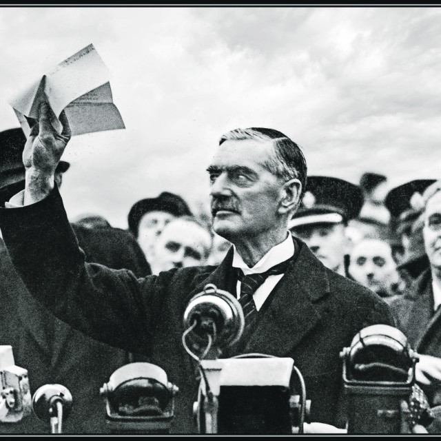 Neville Chamberlain, britanski premijer, trijumfalno maše sporazumom nakon povratka u London. Hitler je dobio dio Čehoslovačke, a Europa mir