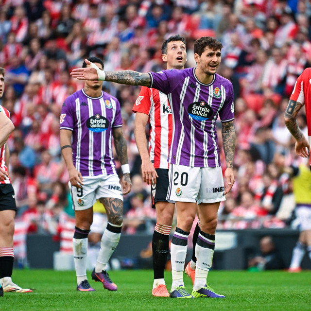 Real Valladolid‘s Croatian midfielder #20 Stanko Juric (2R) gestures after receiving a red card during the Spanish league football match between Athletic Club Bilbao and Real Valladolid FC at San Mames Stadium in Bilbao on February 23, 2025. (Photo by ANDER GILLENEA/AFP)