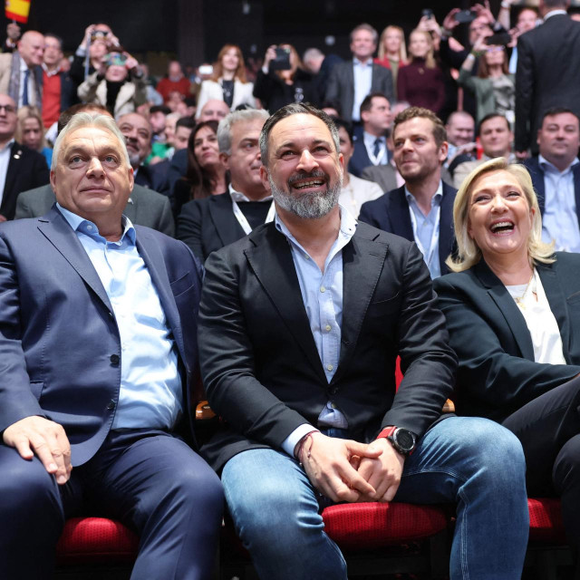 Viktor Orban, Santiago Abascal, španjolski predsjednik Patriota za Europu i Marine Le Pen, liderica krajnje desničarske stranke Rassemblement National na skupu Patriota za Europu, najvećeg desničarskog bloka u Europskom parlamentu na kojem su iznjedrili slogan ‘Učinimo Europu ponovno velikom‘ po uzoru na Trumpa 