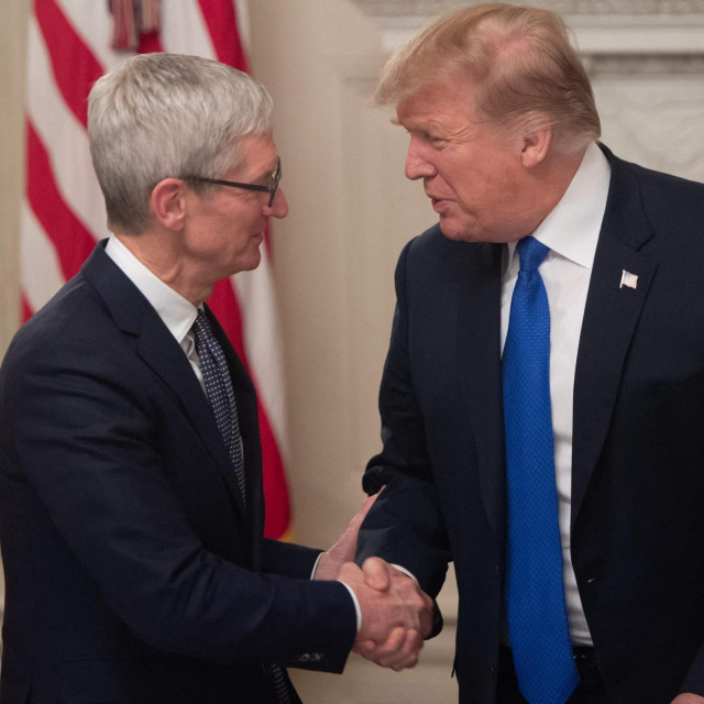 Donald Trump se rukuje sa šefom Applea Timom Cookom, kojeg je jednom prozvao - Tim Apple